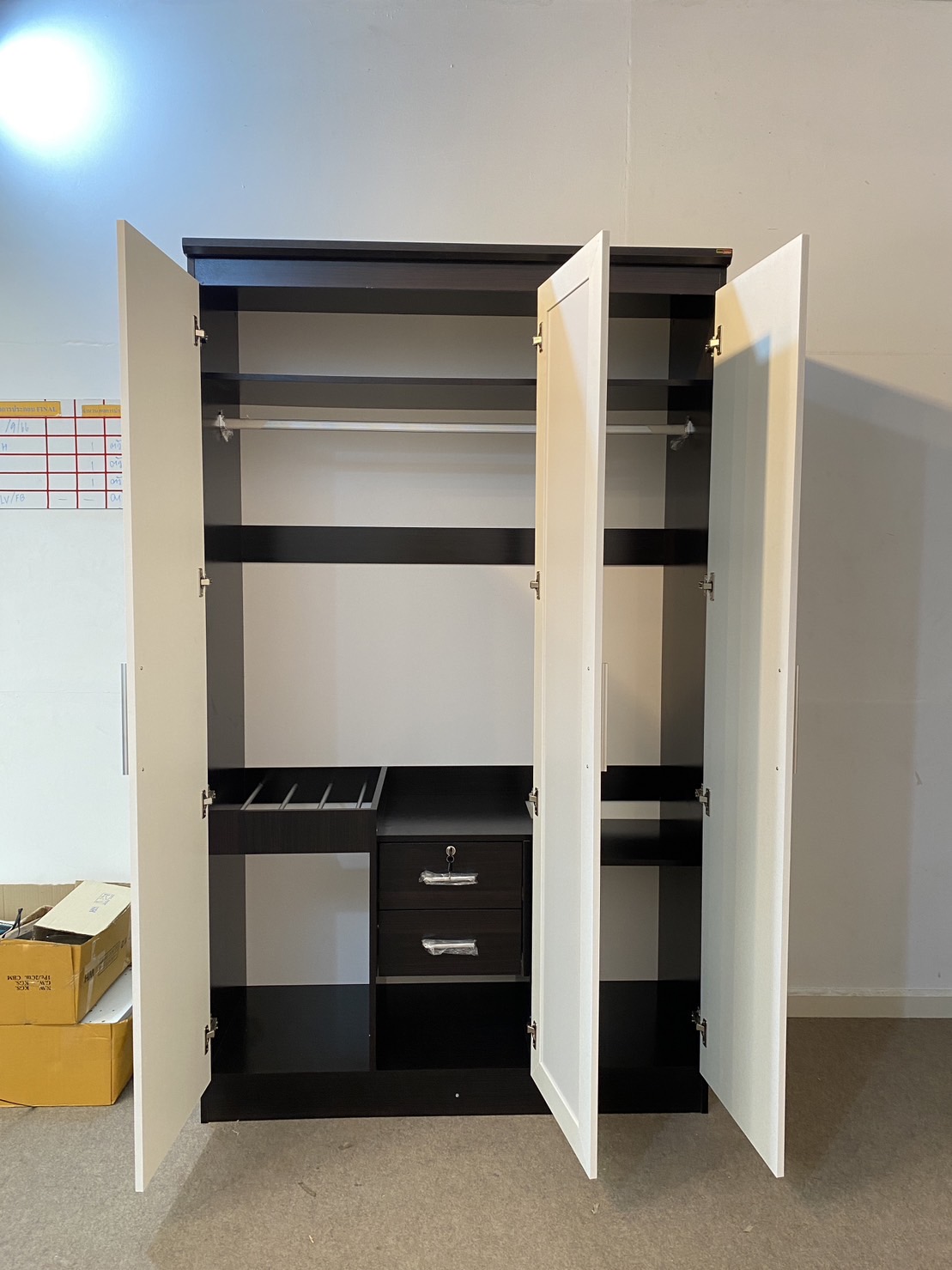 89071::WR-7030B::ตู้เสื้อผ้า3 บานเปิด 1.2 ม. กระจกเงากลาง1บาน หน้าบานเมลามีน ขนาด1200x520x2000มม. SPEC:PU/MELAMINE สีโอ๊ค(Od),สีโอ๊คดำขาว(OdWh),สีขาว(Wh),สีโซลิดกราไฟท์(SoGp),สีโซลิดขาว(SoWh),สีไลท์เวงเก้แฟบริค(LvFb)